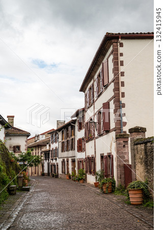 法國巴斯克地區聖讓皮耶德波爾一條街道兩旁林立著歷史建築 132415945