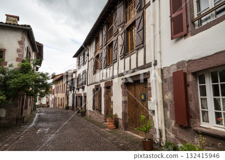 法國巴斯克地區聖讓皮耶德波爾一條街道兩旁林立著歷史建築 132415946