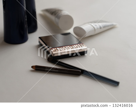 粉盒、眼線筆和眼刷等化妝品 粉盒、眼線筆和眼刷等化妝品 132416016