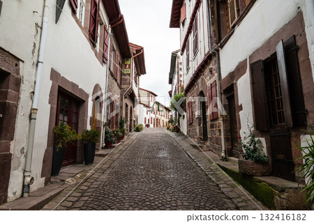 法國巴斯克地區聖讓皮耶德波爾一條街道兩旁林立著歷史建築 132416182