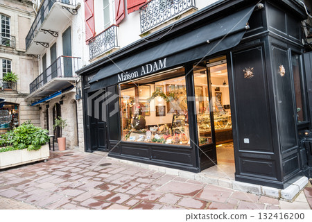 法國巴斯克地區聖讓德呂茲一條街道兩旁排列著歷史悠久的紅白建築 132416200