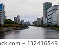 多雲天空下的河邊摩天大樓 132416549