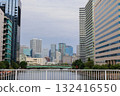 多雲天空下的河邊摩天大樓 132416550