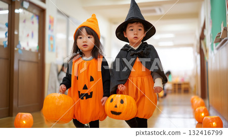 幼兒園走廊裡,男孩和女孩們盛裝打扮,手捧南瓜,迎接萬聖節 幼兒園走廊裡,男孩和女孩們盛裝打扮,手捧南瓜,迎接萬聖節 132416799