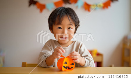 秋天，小孩在室內雕刻南瓜燈 132416825