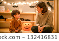 秋天的傍晚，一位母親和孩子在客廳的南瓜燈前聊天 132416831