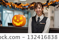 秋季萬聖節招待會、室內辦公大廳的女工作人員為顧客服務 132416838