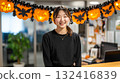 秋季辦公室裡，白天萬聖節裝飾前微笑的女人 132416839