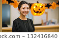 秋季萬聖節裝飾前，室內微笑的女人 132416840