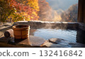 秋季戶外浴、木桶和毛巾、秋葉和蒸汽 132416842