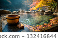秋季戶外溫泉、木桶和毛巾、秋葉和岩石風景 132416844
