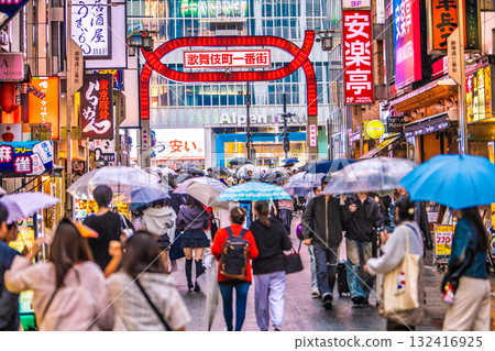 Tokyo cityscape in Japan: Inbound tourism continues... Kabukicho bustling with foreign tourists = 26th Tokyo cityscape in Japan: Inbound tourism continues... Kabukicho bustling with foreign tourists = 26th 132416925