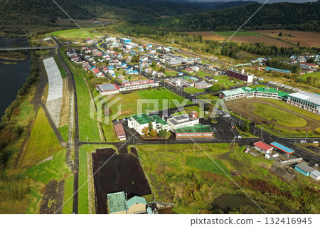 北海道音威子府村中心及沿河街道的空拍照片 132416945