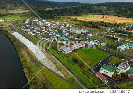 北海道音威子府村中心及沿河街道的空拍照片 132416947
