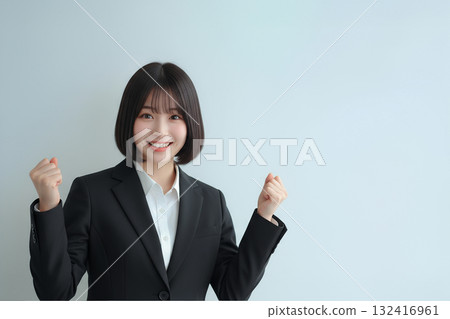 一位身穿西裝、面帶微笑的新女員工 132416961