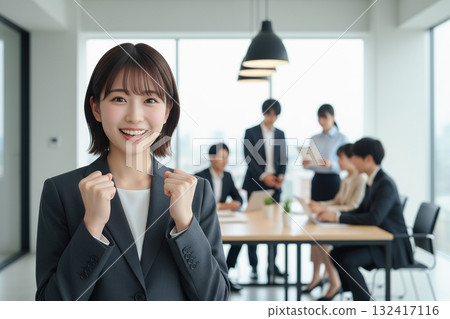 辦公室裡微笑的年輕女商人 辦公室裡微笑的年輕女商人 132417116