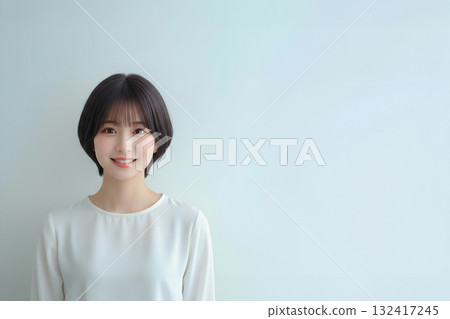 白色背景中一位年輕女子開心地微笑 132417245