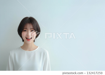 白色背景中一位年輕女子開心地微笑 132417250