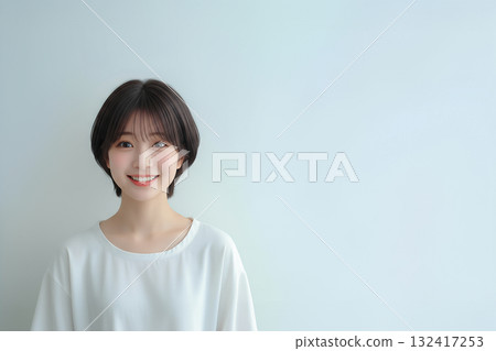 白色背景中一位年輕女子開心地微笑 132417253