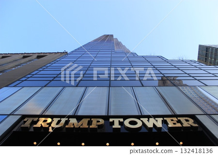 紐約冬季城市景觀和聖誕彩燈、紀念品、任天堂和蒂芙尼 132418136