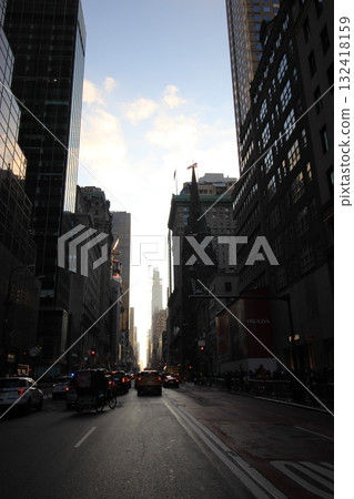 紐約冬季城市景觀和聖誕彩燈、紀念品、任天堂和蒂芙尼 132418159