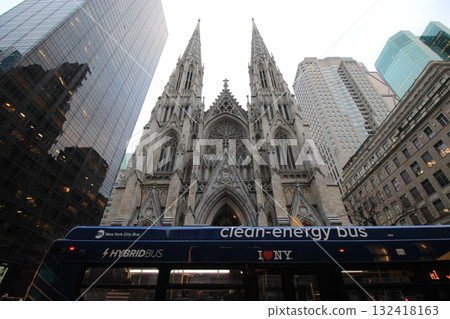 紐約冬季城市景觀和聖誕彩燈、紀念品、任天堂和蒂芙尼 132418163