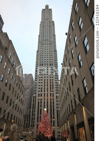 紐約冬季城市景觀和聖誕彩燈、紀念品、任天堂和蒂芙尼 132418164