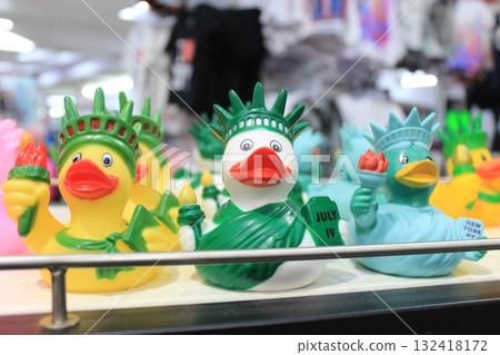 紐約冬季城市景觀和聖誕彩燈、紀念品、任天堂和蒂芙尼 132418172