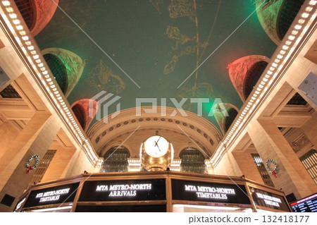 紐約冬季城市景觀和聖誕彩燈、紀念品、任天堂和蒂芙尼 132418177