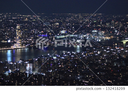 紐約冬季城市景觀和聖誕彩燈、紀念品、任天堂和蒂芙尼 132418209