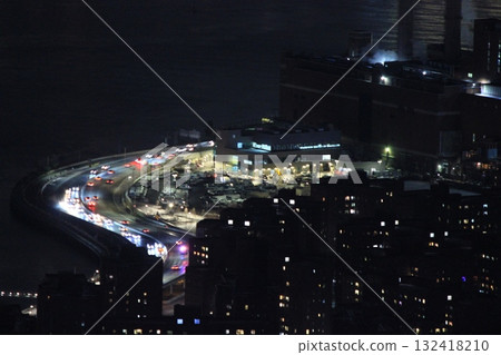 紐約冬季城市景觀和聖誕彩燈、紀念品、任天堂和蒂芙尼 132418210