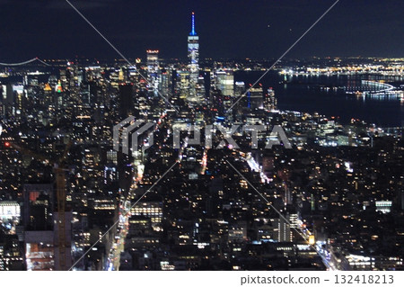 紐約冬季城市景觀和聖誕彩燈、紀念品、任天堂和蒂芙尼 132418213