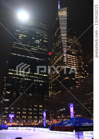 紐約冬季城市景觀和聖誕彩燈、紀念品、任天堂和蒂芙尼 132418215