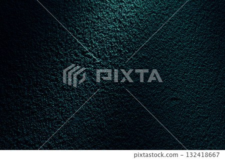 綠松石綠光下的粗糙土牆紋理 132418667