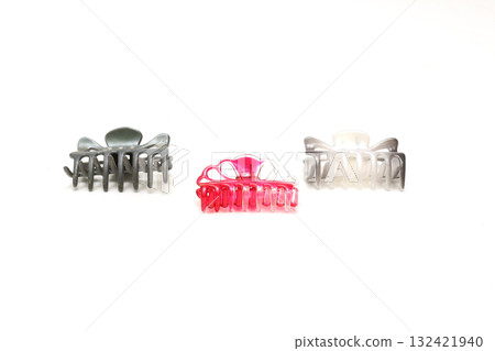 白色背景上的髮夾 132421940