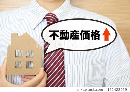 一位商人的圖片展示了不斷上漲的房價。房地產市場和房產價值不斷上漲。 132422939