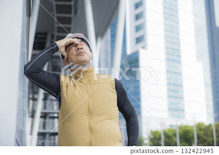 一名身穿工作服、身穿空調背心的男子中暑 132422945