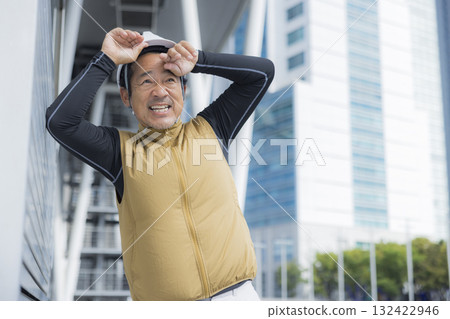 一名身穿工作服、身穿空調背心的男子中暑 一名身穿工作服、身穿空調背心的男子中暑 132422946