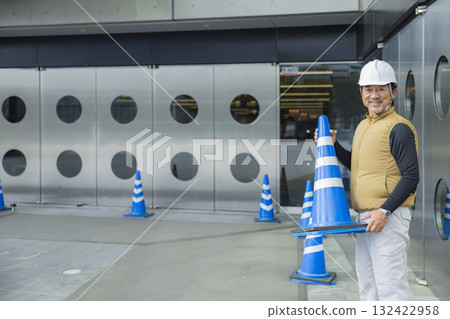 保全人員引導人們穿過活動場地 132422958