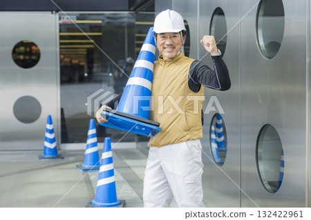 保全人員引導人們穿過活動場地 132422961