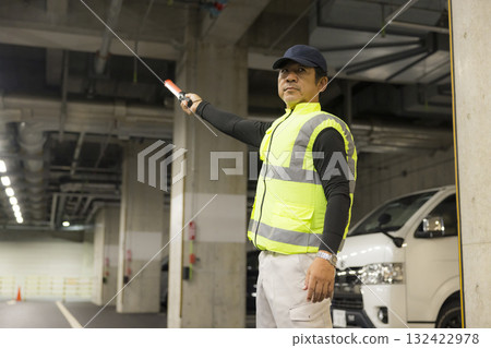 一名男子在地下停車場引導乘客 132422978