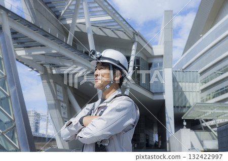 工人穿著全套安全帶 132422997