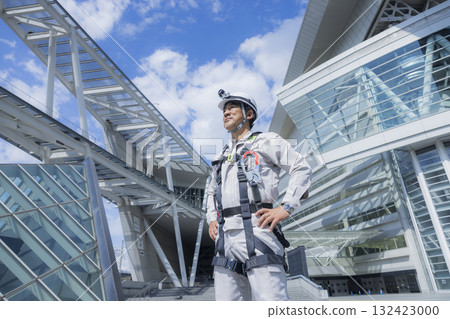 工人穿著全套安全帶 132423000
