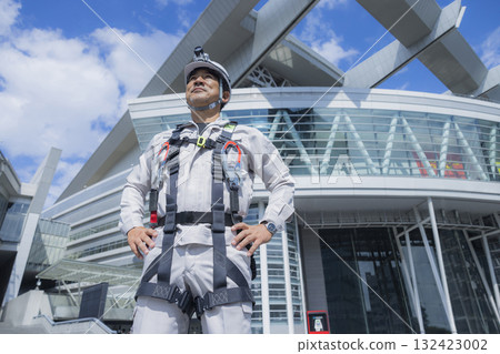 Worker wearing a full harness 132423002