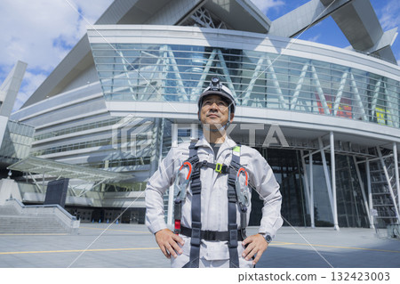 Worker wearing a full harness Worker wearing a full harness 132423003