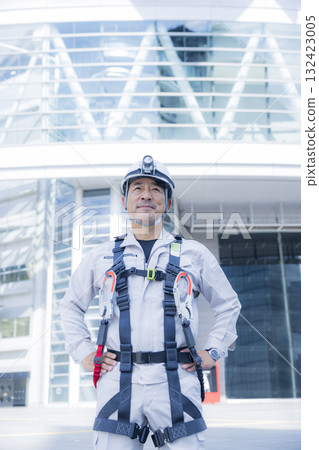 工人穿著全套安全帶 工人穿著全套安全帶 132423005