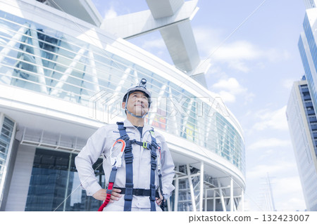 Worker wearing a full harness 132423007