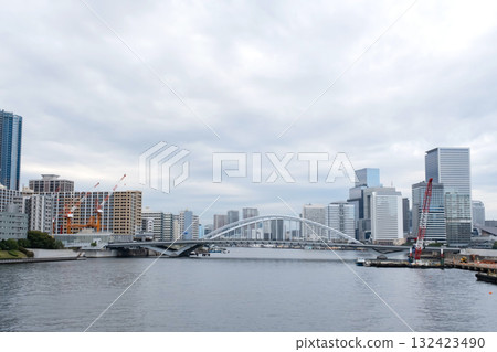 築地大橋和摩天大樓的風景 132423490