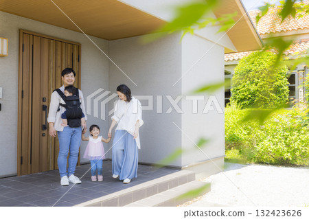 一家人在入口處外出 132423626