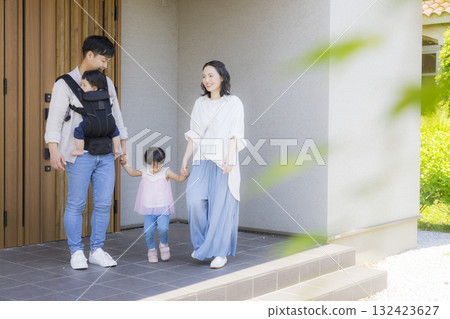 一家人在入口處外出 一家人在入口處外出 132423627